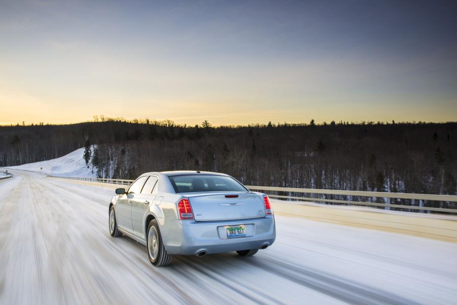  Chrysler 300C Glacier Edition 2013 года  (фото 10 из 31)